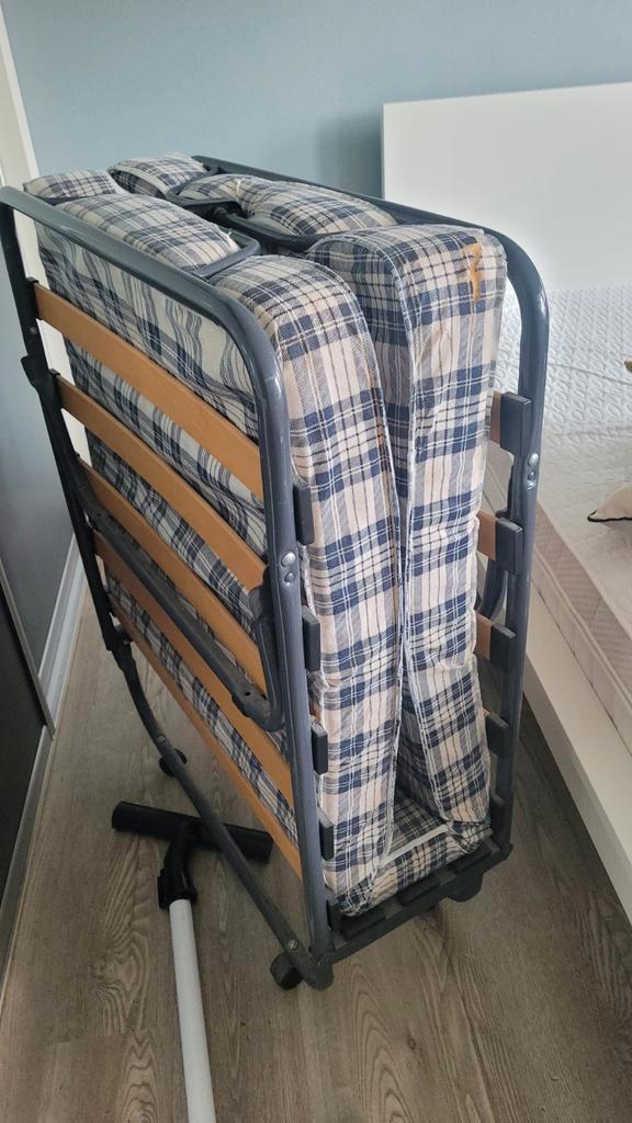 Opvouwbaar logeerbed met matras, Huis en Inrichting, Slaapkamer | Bedden, Gebruikt, Eenpersoons, 80 cm, 190 cm of minder, Metaal