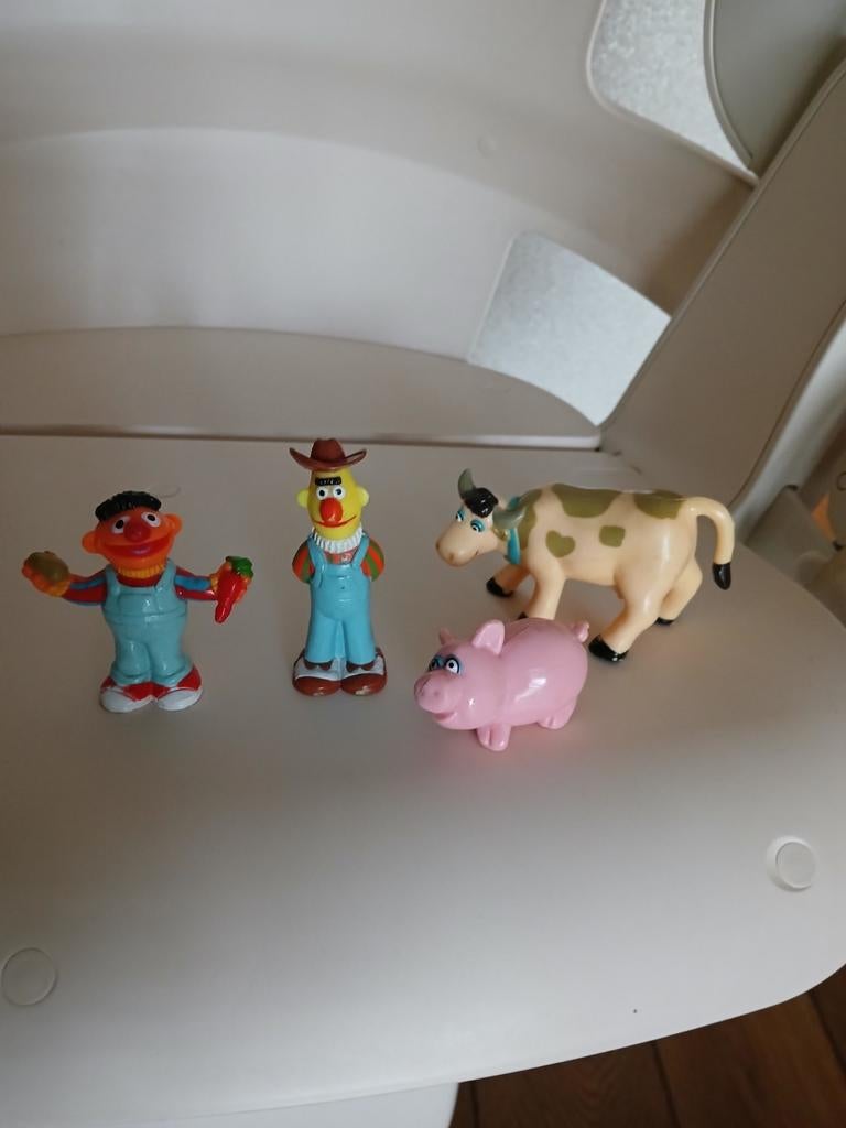 Sesamstraat Bert en Ernie in Tuinbroek, met varken en koe., Ophalen of Verzenden, Gebruikt