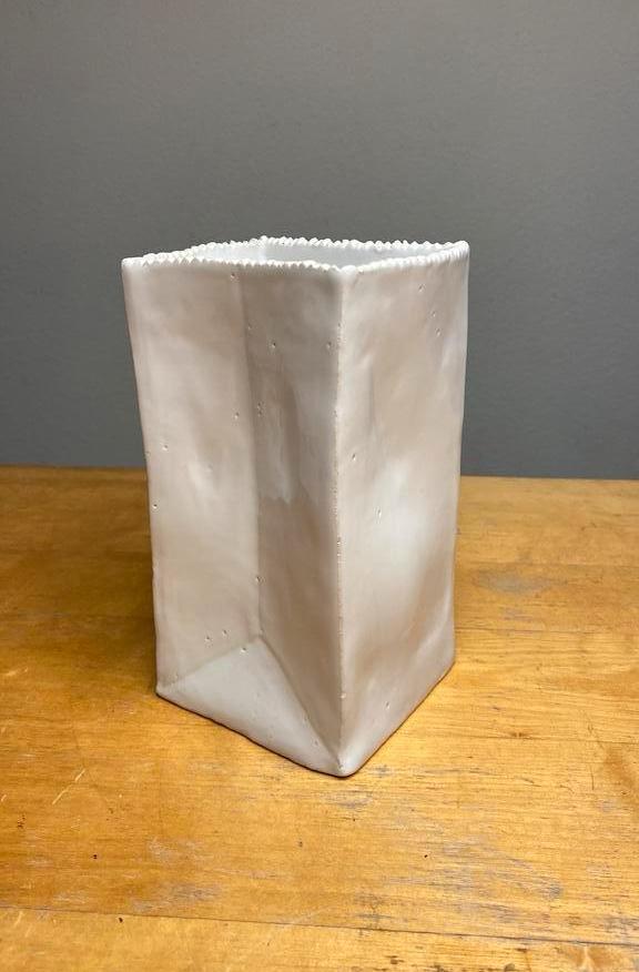 Design kermieken vaas (papieren zak) nieuw, Wit, Aardewerk of Porselein, Nieuw, Ophalen of Verzenden