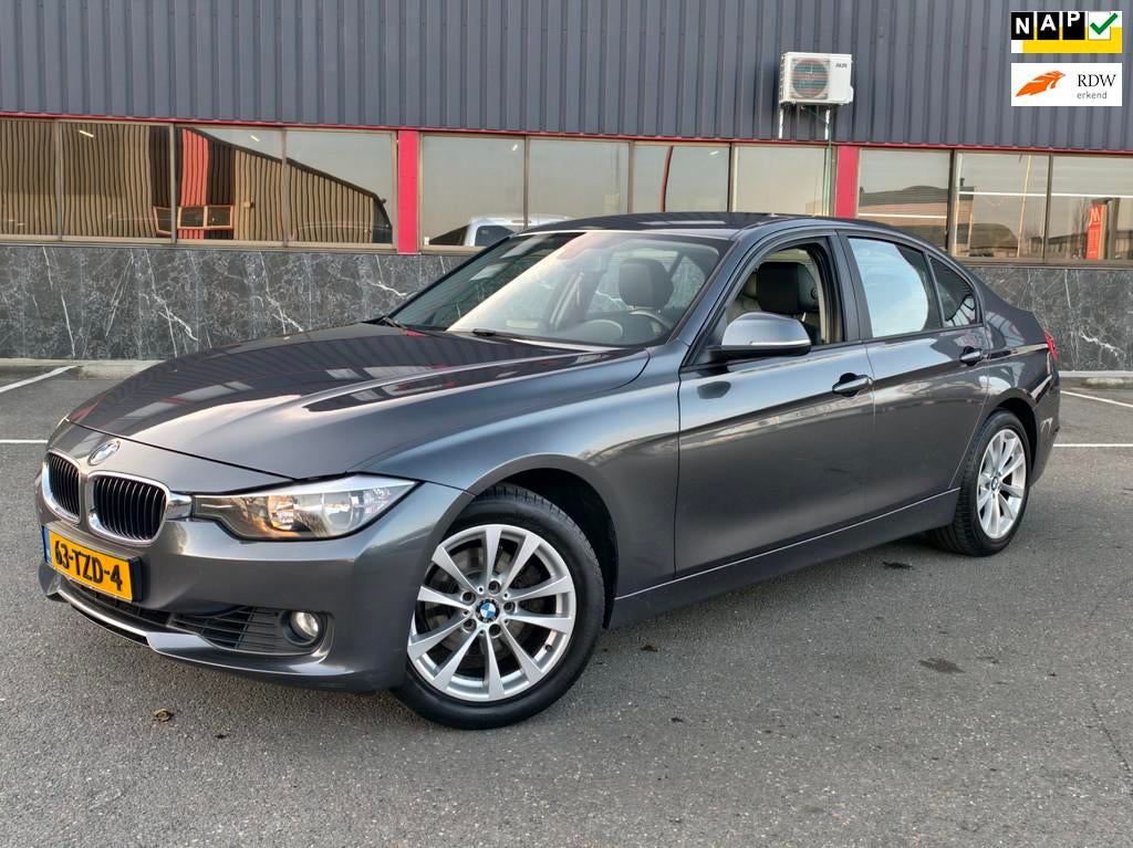 BMW 3-serie 320i High Executive / NAP / AUTOMAAT / LEER / OH, Auto's, BMW, Automaat, Euro 5, Achterwielaandrijving, Gebruikt