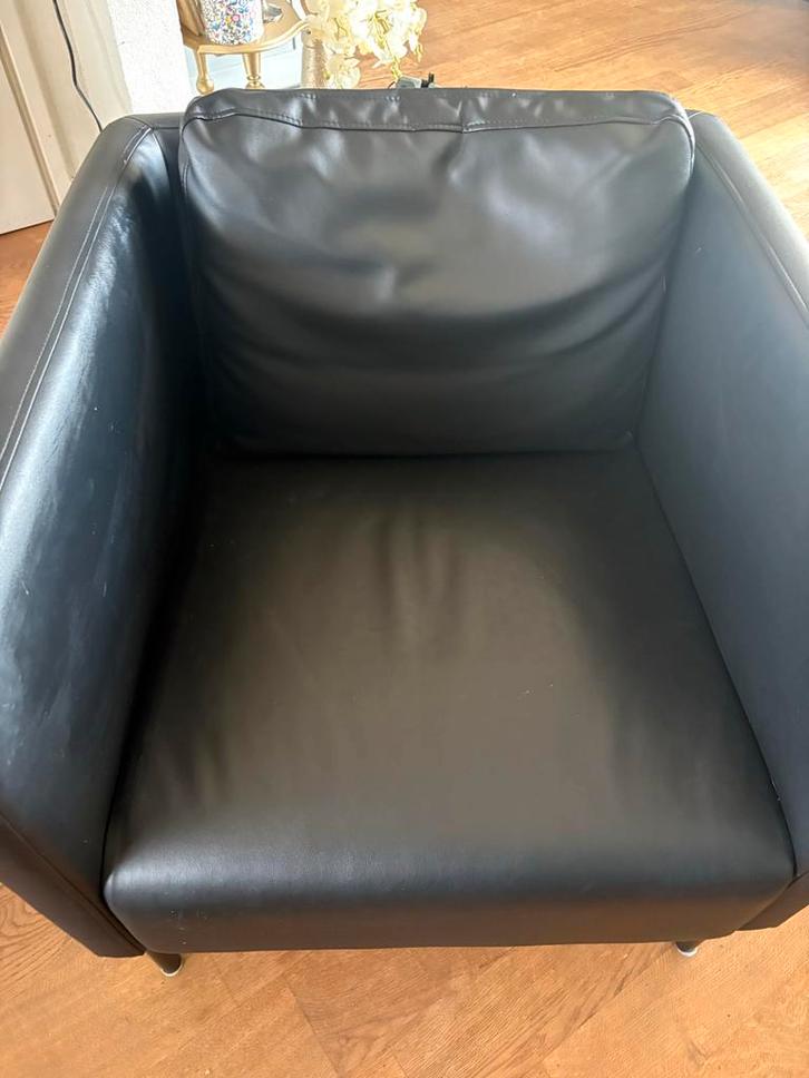 Zwarte fauteuil met, Huis en Inrichting, Fauteuils, Zo goed als nieuw, Kunststof, Leer, Metaal, 75 tot 100 cm, Minder dan 75 cm