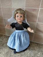 Mooi oud porseleinen popje op onbekende klederdracht., Ophalen of Verzenden