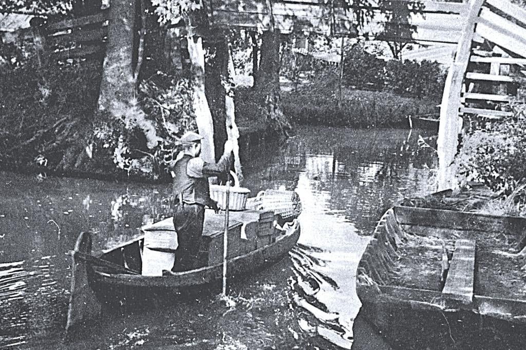 950752 Giethoorn Bakker in zijn punter  onbeschreven, Ophalen of Verzenden, 1940 tot 1960, Ongelopen, Overijssel