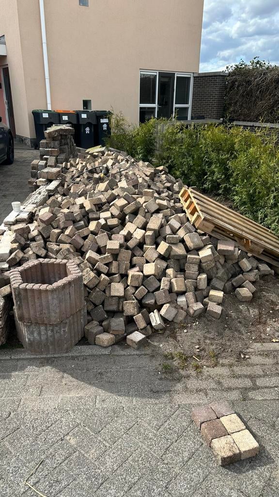 30 m2 gebruikte stenen 10x10 en 14x14 gratis af te halen, Gebruikt, Klinkers, Ophalen of Verzenden, 10 m² of meer