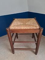 Vintage houten kruk met rieten zitting, Huis en Inrichting, Ophalen, Gebruikt, Hout