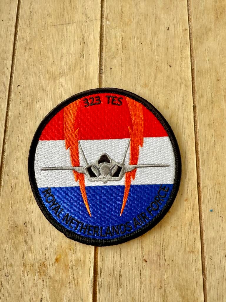 Patch badge embleem klu F-35 323 TES Squadron Edwards, Verzenden, Zo goed als nieuw, Patch, Badge of Embleem