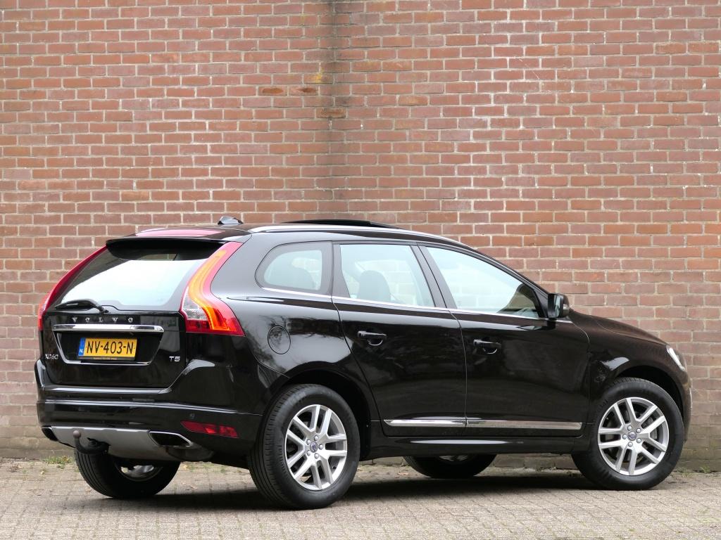 Volvo XC60 T5 AUT FWD Polar+ Panoramadak / Standkachel / Tre, Automaat, 15 km/l, Gebruikt, 4 cilinders