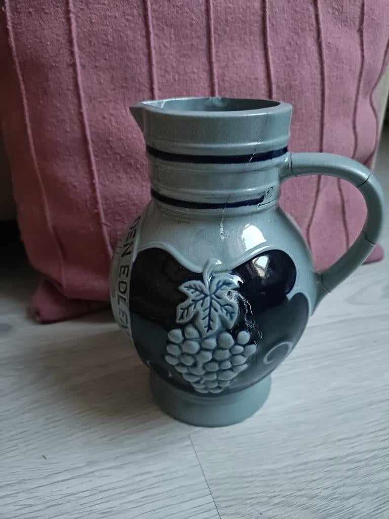 Vintage Duitse wijnkan met druivenmotief en tekst, Antiek en Kunst, Antiek | Keramiek en Aardewerk, Ophalen