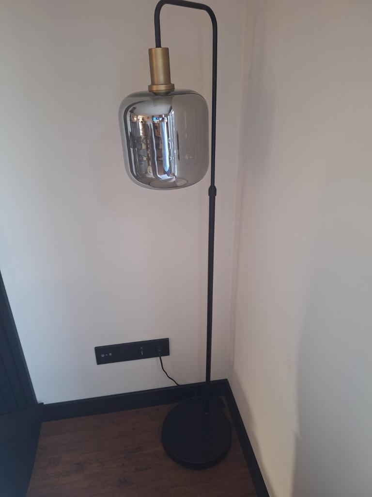 Moderne hanglampen en vloerlamp met rookglas, Ophalen of Verzenden, Zo goed als nieuw, Glas, 150 tot 200 cm