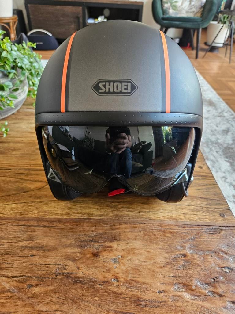 Shoei helm S, mat zwart met oranje strepen, Motoren, Kleding | Motorhelmen, Ophalen, Tweedehands, Integraalhelm, Shoei