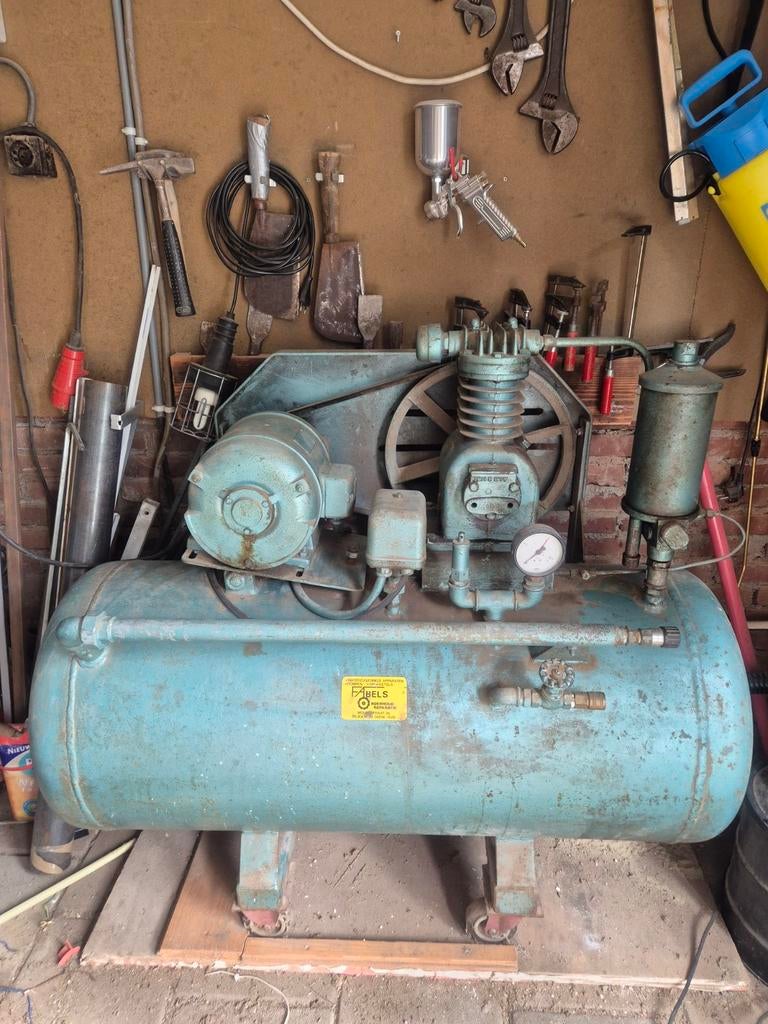 Goedwerkende compressor 10 Bar met krachtstroom, Doe-het-zelf en Verbouw, Compressors, Ophalen, Gebruikt, 400 tot 800 liter/min