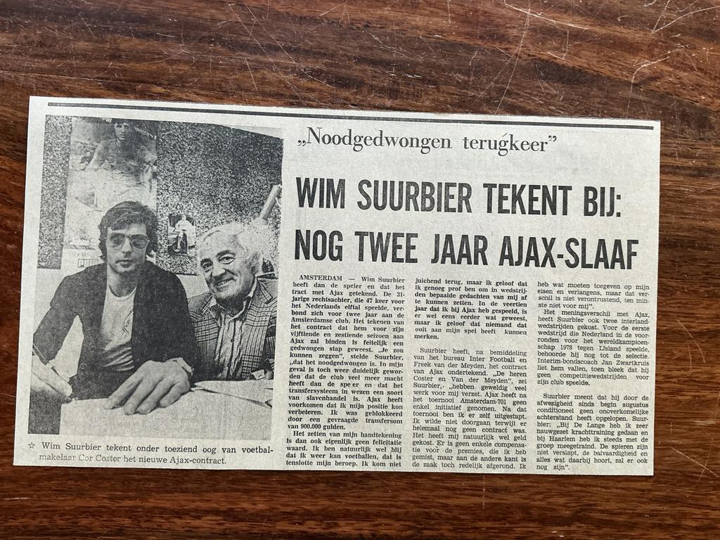 Voetbal krantenartikel Suurbier nog 2 jaar Ajax slaaf 1976, Ophalen of Verzenden, Knipsel(s)