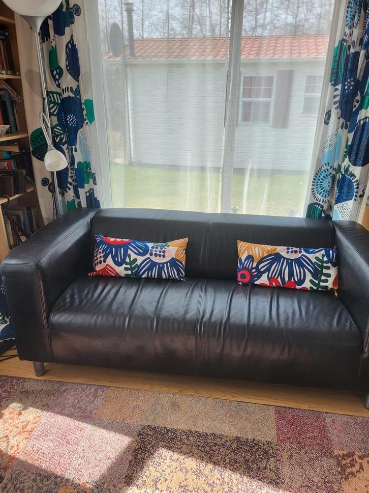 IKEA Klippan bank zwart leer. GRATIS, Huis en Inrichting, Banken | Sofa's en Chaises Longues, Gebruikt, Tweepersoons, 150 tot 200 cm