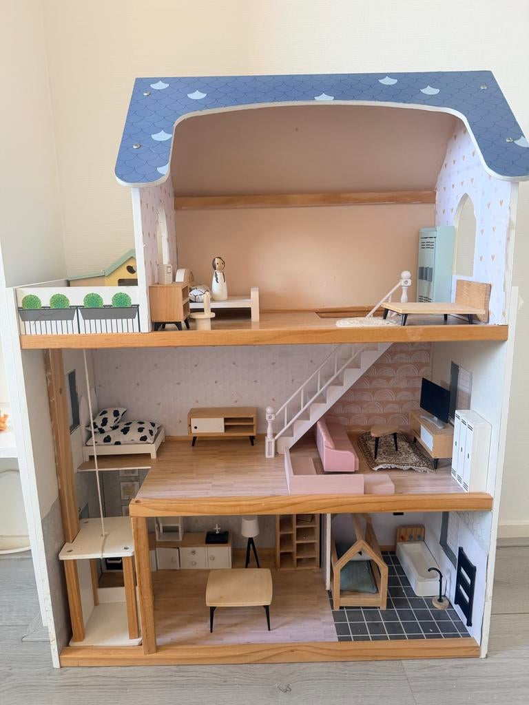 Gebruikt poppenhuis met meubels - opknapbeurt nodig, Ophalen, Gebruikt, Poppenhuis