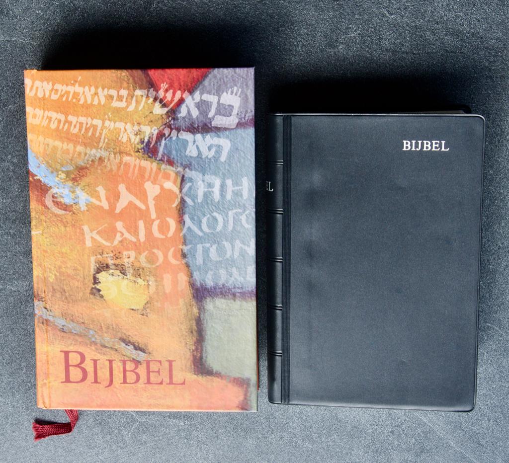 Twee verschillende bijbels, ook per stuk te koop. Bieden., Ophalen of Verzenden, Gelezen, Diverse auteurs