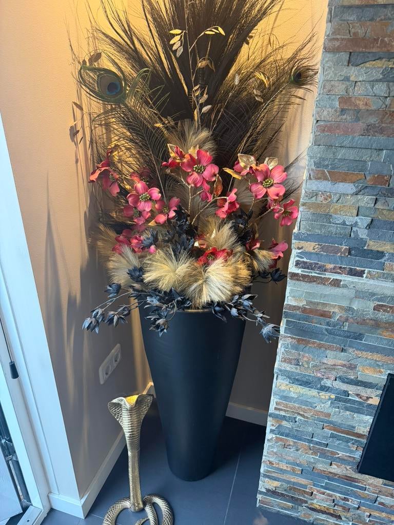 Zwarte vaas met decoratie, Huis en Inrichting, Woonaccessoires | Vazen, Ophalen, Gebruikt, Zwart, Aardewerk of Porselein