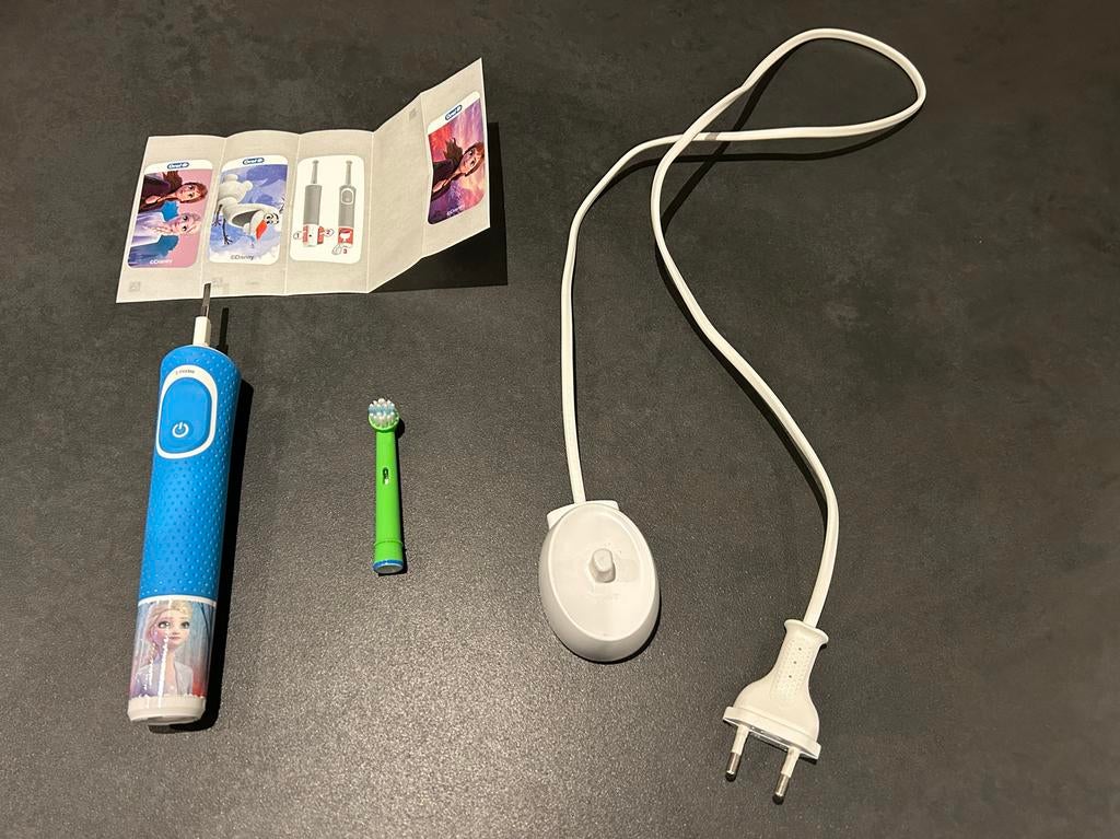Oral B Frozen kindertandenborstel met lader, Ophalen of Verzenden, Gebruikt, Mondverzorging