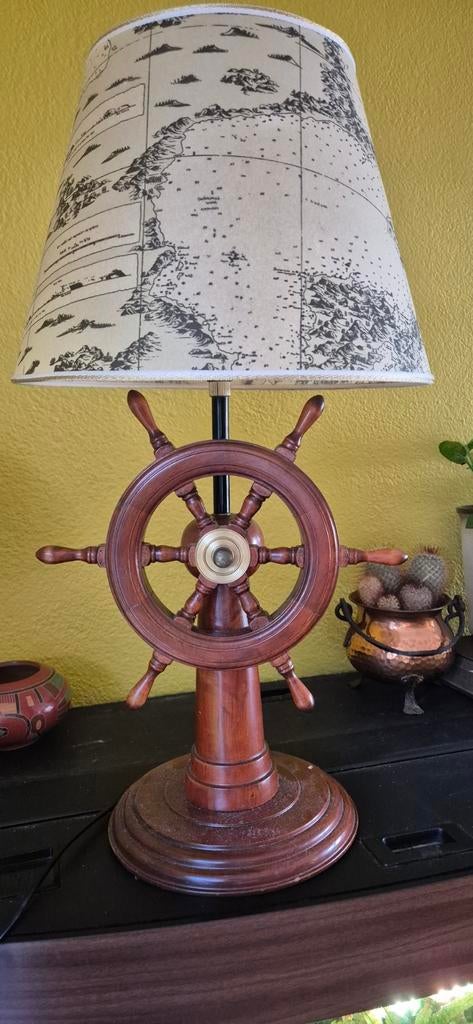 Nautische Tafellamp met Stuurwiel Voet en Kaart Lampenkap, Huis en Inrichting, Lampen | Tafellampen, Gebruikt, 50 tot 75 cm, Hout