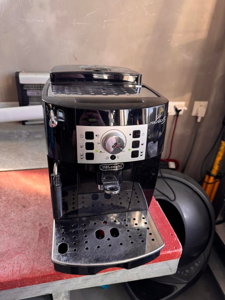 Delonghi magnifica s koffiemachine, Witgoed en Apparatuur, Koffiezetapparaten, Ophalen, Zo goed als nieuw, Koffiemachine
