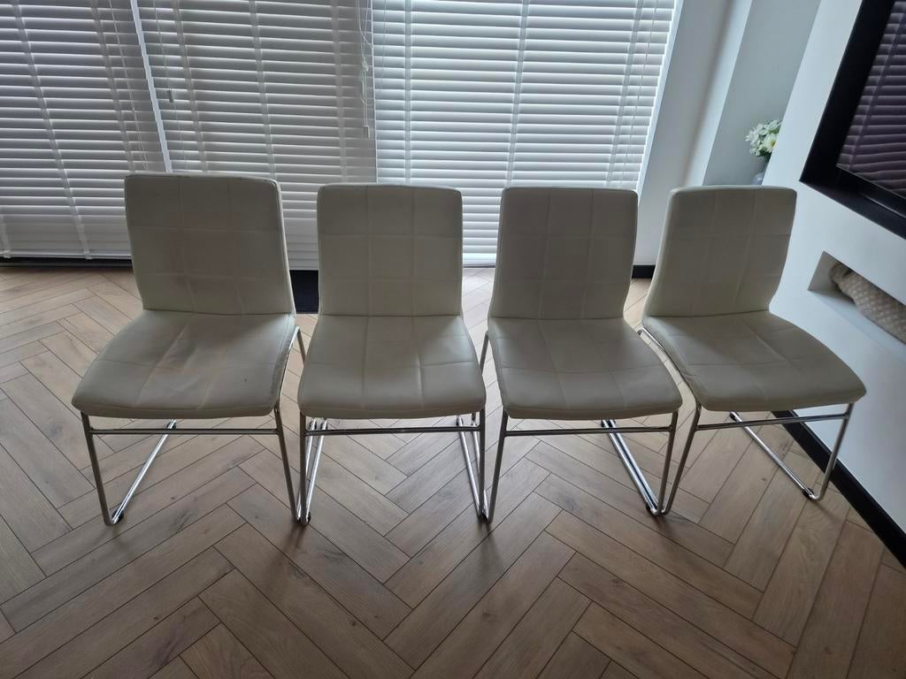 4 witte eetkamerstoelen ( gratis ), Gebruikt, Wit, Overige materialen, Ophalen of Verzenden