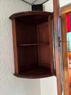 Twee antieke houten hoekkastjes met glas en snijwerk, Ophalen, Gebruikt