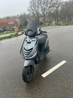 Zip 4 takt 50 cc(graag ruilen voor een 2 takt), Fietsen en Brommers, Scooters | Piaggio, Ophalen, Zo goed als nieuw, Benzine, Zip