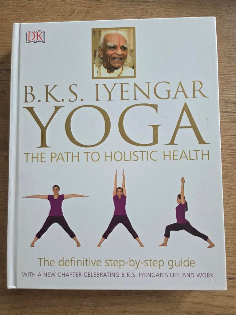 B.K.S. Iyengar Yoga: De Weg naar Holistische Gezondheid, Boeken, Ophalen of Verzenden, Zo goed als nieuw, Gezondheid en Conditie
