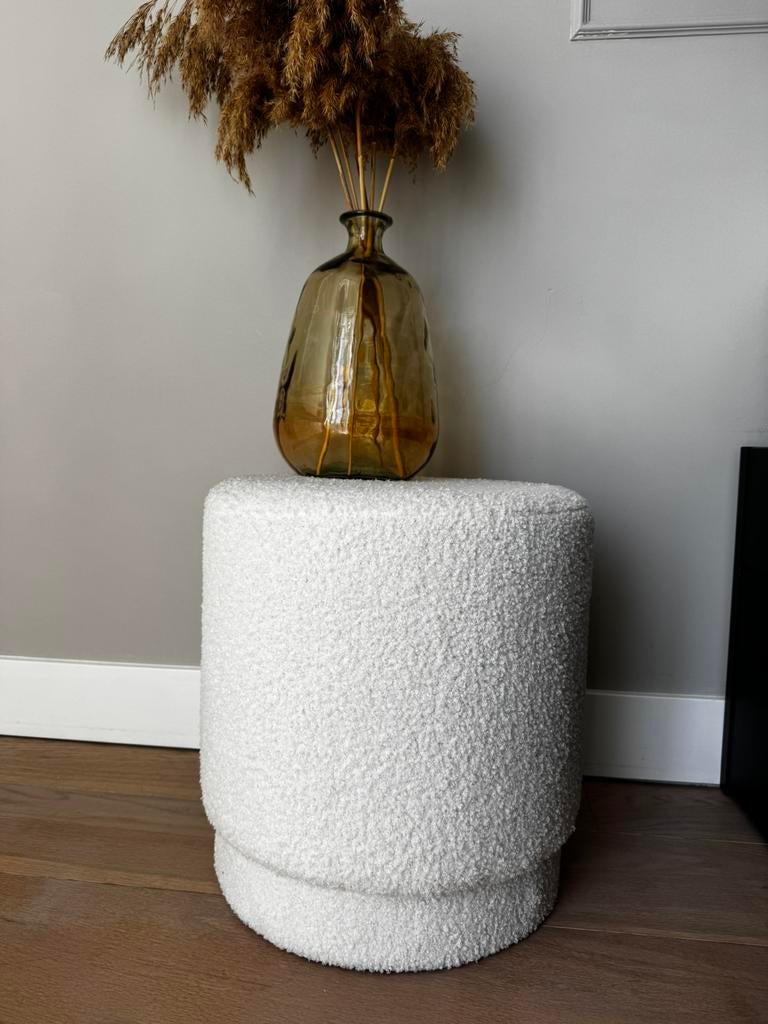 Wit bouclé poefje rond, Ophalen, Zo goed als nieuw, Rond, Minder dan 50 cm