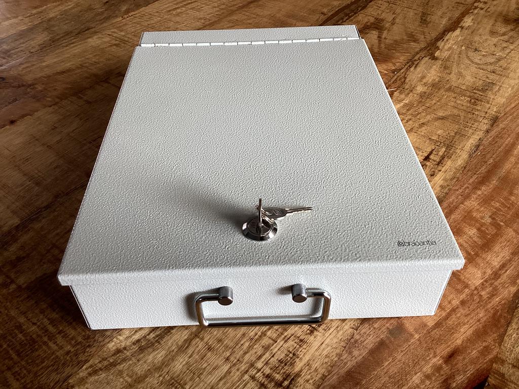 DOCUMETENBOX. MET. SLOT. EN  2 SLEUTELS.  BRABANTIA, Diversen, Ophalen of Verzenden