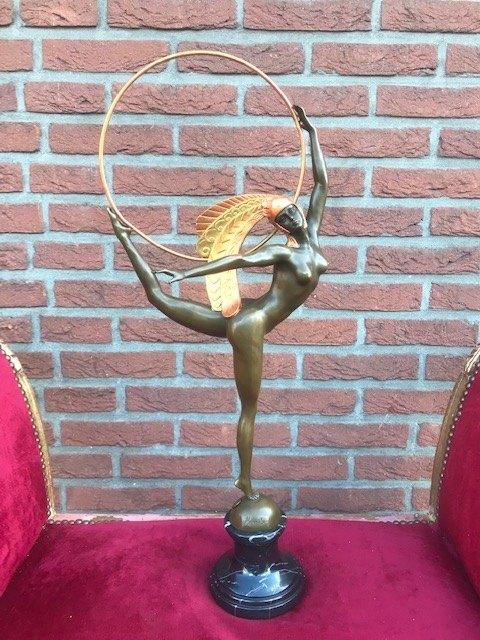 groot bronzen superbeeld, hoepel danseres met verentooi, Ophalen of Verzenden, Brons