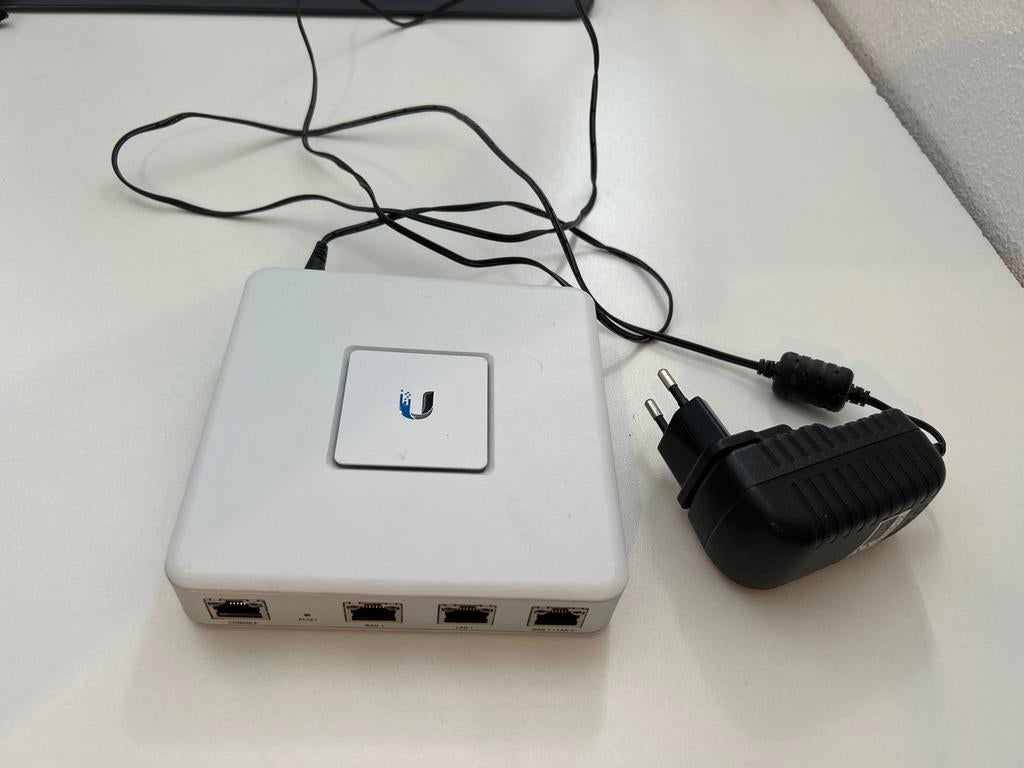 Ubiquiti UniFi Security Gateway (USG) met stroomadapter, Computers en Software, Routers en Modems, Ophalen of Verzenden, Gebruikt