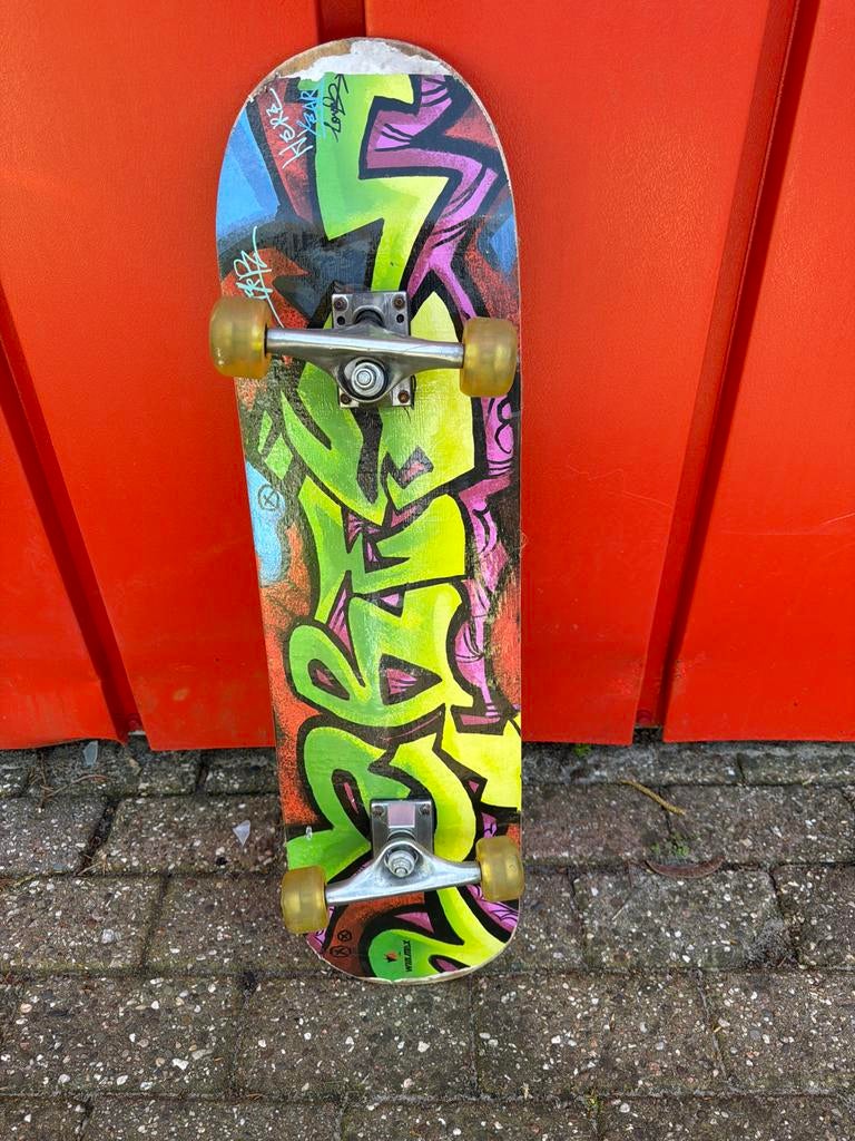 Skateboard met graffiti design - weinig gebruikt, Ophalen, Zo goed als nieuw, Skateboard