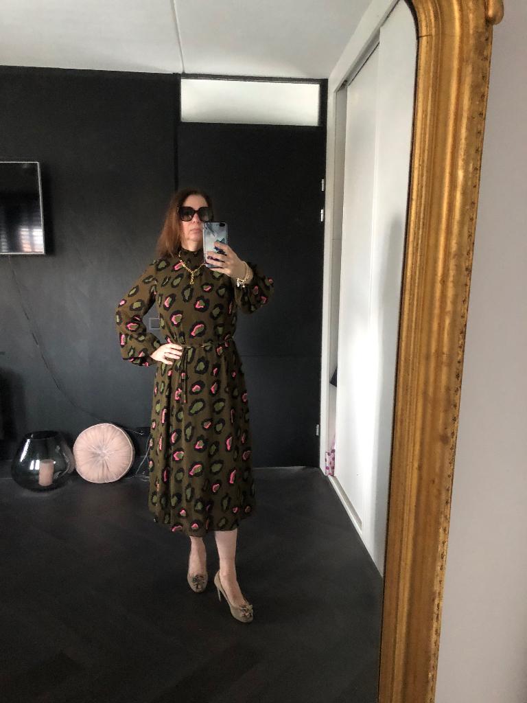 Essentiel Antwerp jurk NIEUW maat M, Kleding | Dames, Jurken, Nieuw, Maat 38/40 (M), Overige kleuren, Onder de knie, Ophalen of Verzenden