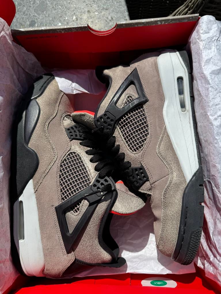 Air Jordan 4 Retro US 12 Taupe Haze, Bruin, Ophalen of Verzenden, Sneakers of Gympen, Zo goed als nieuw