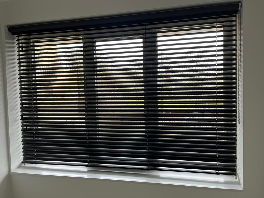 Aluminium jaloezie met koord-zwart mat, Huis en Inrichting, Zwart, 150 tot 200 cm, Ophalen of Verzenden, Zo goed als nieuw