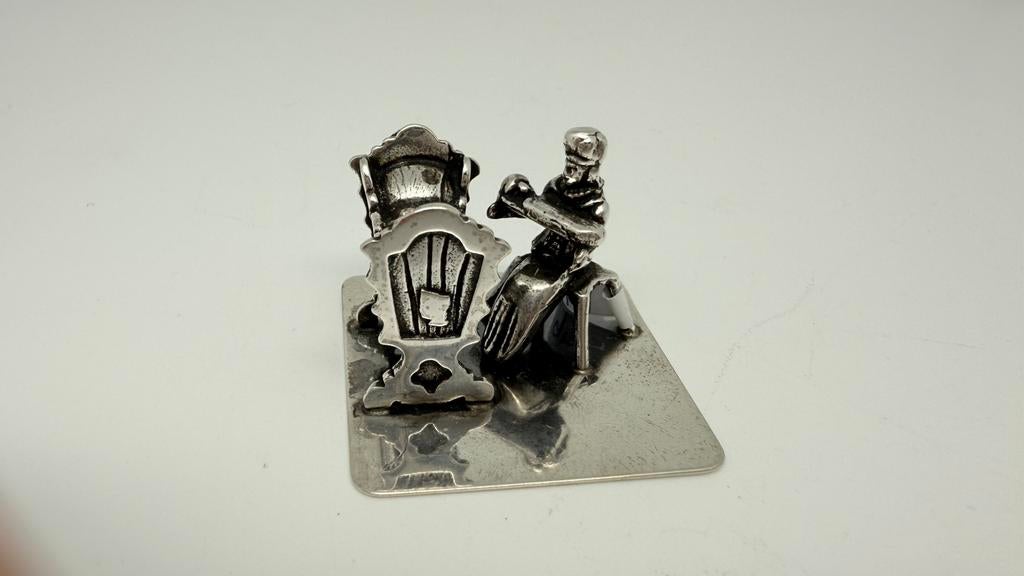 Zilveren miniatuur: moeder met baby zit bij wieg., Antiek en Kunst, Verzenden, Zilver