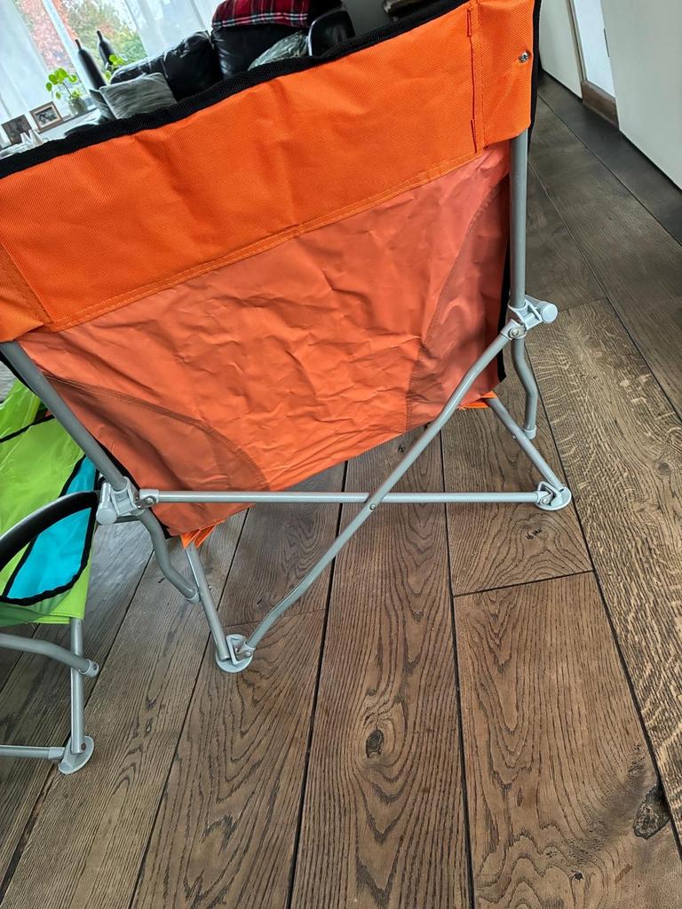 2 opvouwbare strandstoeltjes met draagtas (1 hengsel kapot), Caravans en Kamperen, Kampeermeubelen, Ophalen of Verzenden, Gebruikt