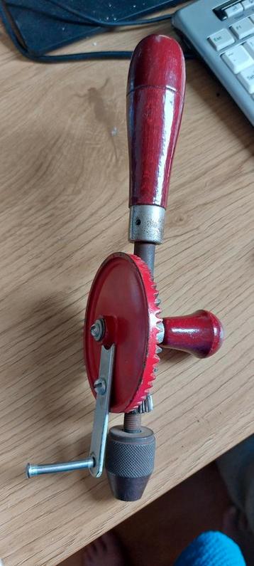 Vintage Handboor met Houten Handvat beschikbaar voor biedingen
