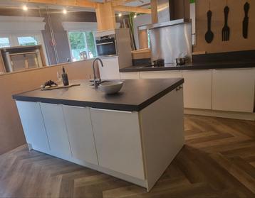 Mooie keuken met spoeleiland grote inductiekookplaat  beschikbaar voor biedingen