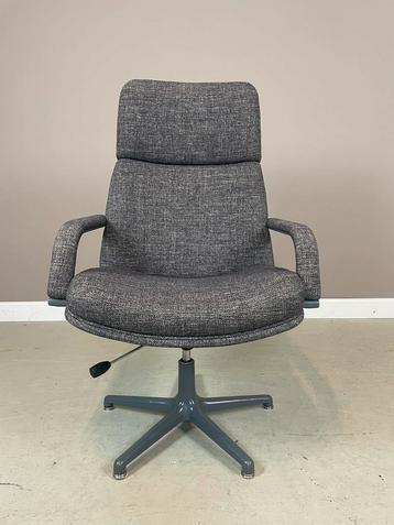 Artifort F154 swivel chair Geoffrey D. Harcourt met gasveer beschikbaar voor biedingen