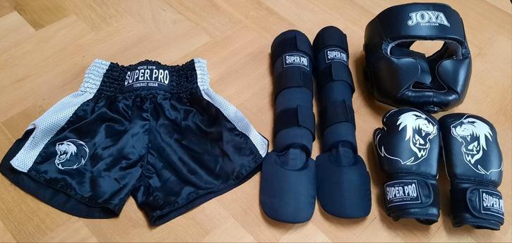 Super Pro Kickboks Kledingset - Nieuw!, Sport en Fitness, Vechtsporten en Zelfverdediging, Nieuw, Overige, Vechtsportkleding, Maat XS of kleiner