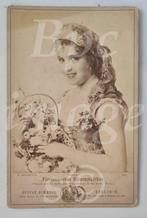 Kabinetfoto meisje met bloemenmandje, Gebruikt, Verzenden, Foto, Voor 1940
