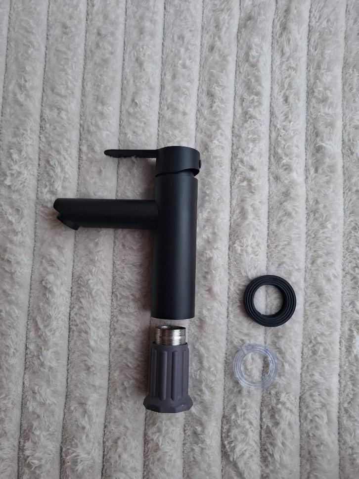 Gloednieuwe lage kraan wastafel of keuken GOUD EN ZWART RVS, Doe-het-zelf en Verbouw, Sanitair, Nieuw, Kraan, Rvs, Ophalen of Verzenden