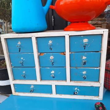 Stoer brocante ladenkastje  beschikbaar voor biedingen