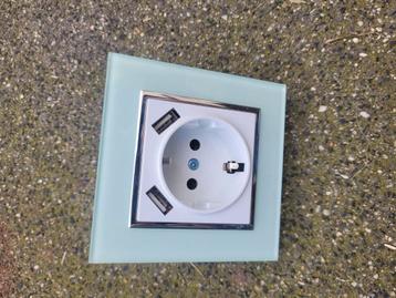 Wcd met randaarde en 2x usb beschikbaar voor biedingen