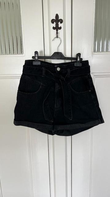 Zwarte denim short met ceintuur van Zara maat 38 beschikbaar voor biedingen