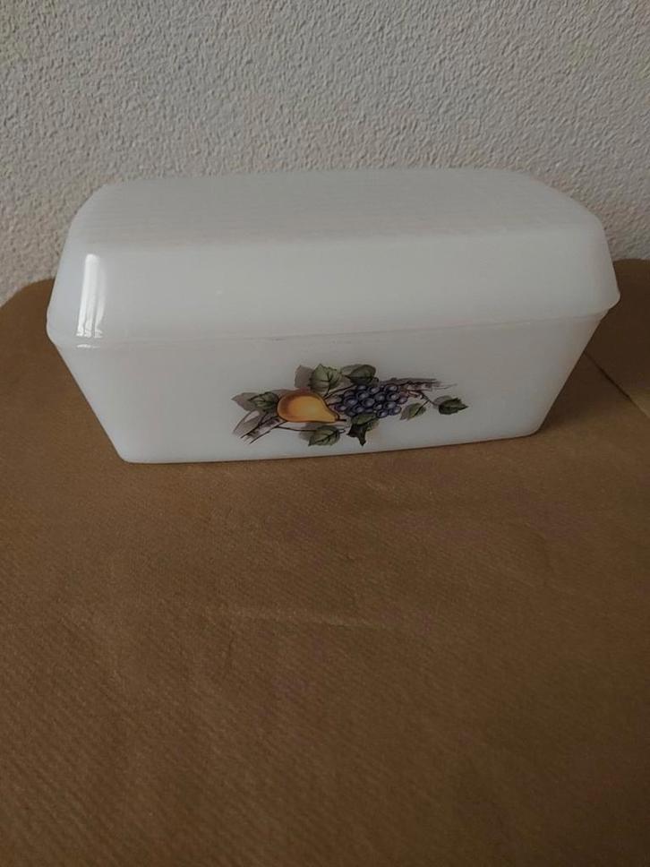 Mooie vintage melkglas botervloot met deksel, Huis en Inrichting, Keuken | Servies, Gebruikt, Overige typen, Overige stijlen, Glas