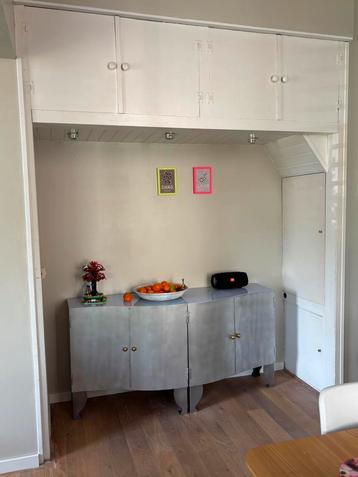 Dressoir lavendelkleurig met zilverkleurige deurtjes