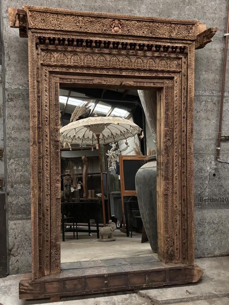 Monumentale Oosterse tempelspiegel 18e eeuw hoogte 240 cm, Huis en Inrichting, Woonaccessoires | Spiegels, Gebruikt, 125 cm of meer