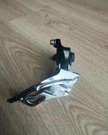 Shimano 105 voorderailleur 5700 serie beschikbaar voor biedingen